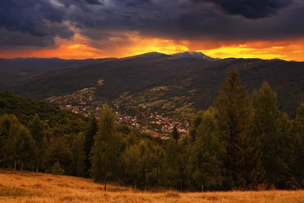 Bergtoppen Dorp Vallei Bij Zonsondergang Dramatische Hemel — Stockfoto