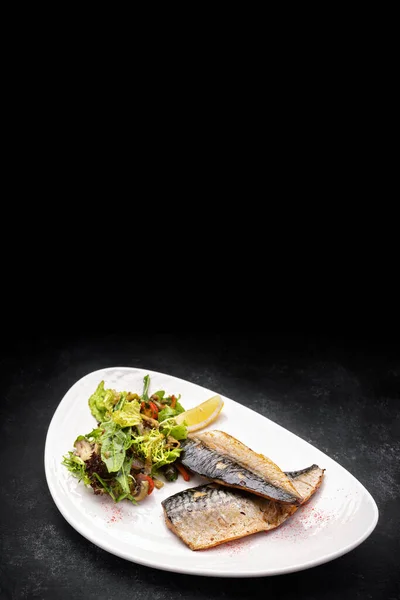 Dos Filetes Caballa Horno Plato Con Tomillo Romero Limón — Foto de Stock