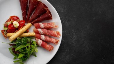 Sebze salatası, roka ve Grissini ile meze