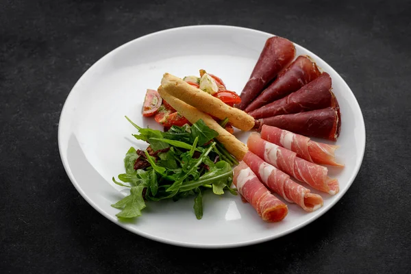 Vleeshapje Met Groentesalade Arugula Grissini — Stockfoto