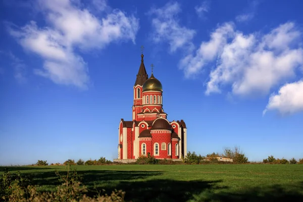 Église Chrétienne Sur Fond Ciel Avec Des Nuages Plein Air — Photo