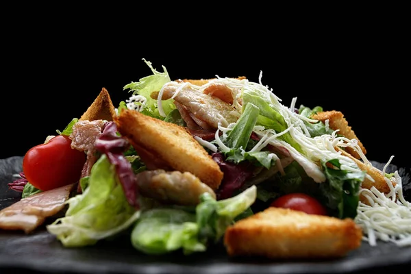Caesar Salat Auf Schwarzem Teller Auf Schwarzem Hintergrund — Stockfoto