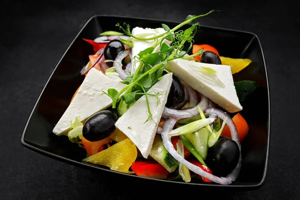 Salada Grega Com Queijo Legumes Uma Placa Preta Fundo Escuro — Fotografia de Stock