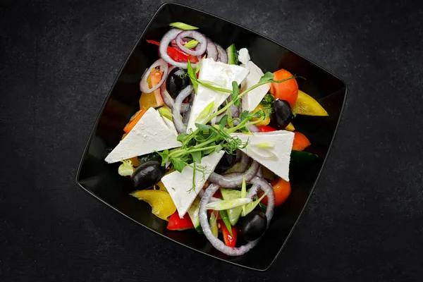 Греческий Салат Сыром Овощами Черной Тарелке Темном Фоне — стоковое фото