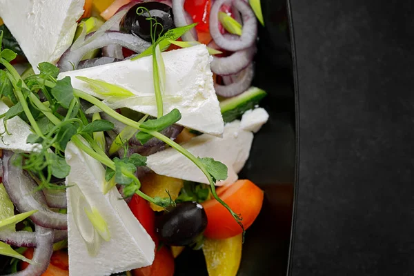 Salada Grega Com Queijo Legumes Uma Placa Preta Fundo Escuro — Fotografia de Stock