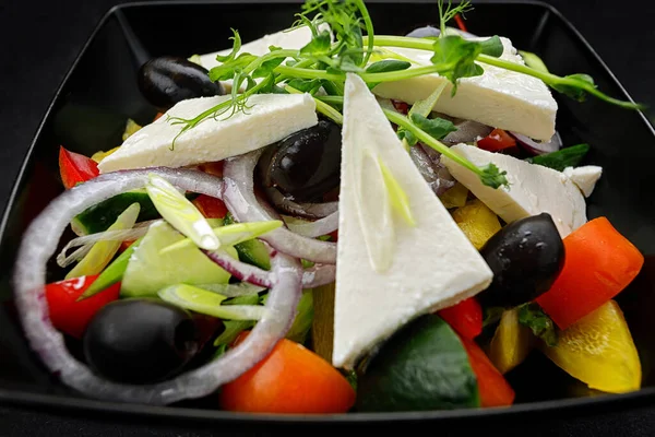 Salada Grega Com Queijo Legumes Uma Placa Preta Fundo Escuro — Fotografia de Stock