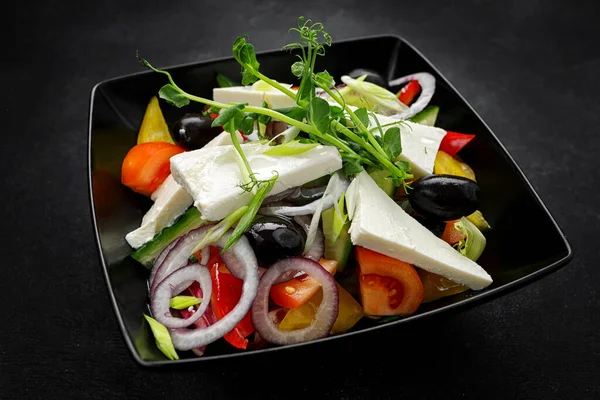 Salada Grega Com Queijo Legumes Uma Placa Preta Fundo Escuro — Fotografia de Stock