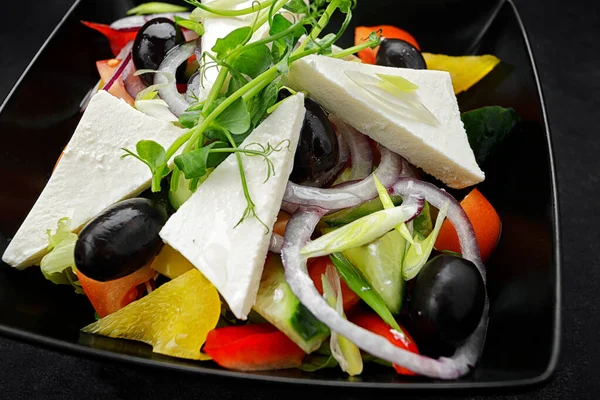 Греческий Салат Сыром Овощами Черной Тарелке Темном Фоне — стоковое фото