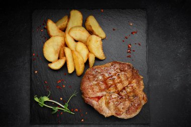 Siyah tahtada biftek ve kızarmış patates. Arjantin Dili