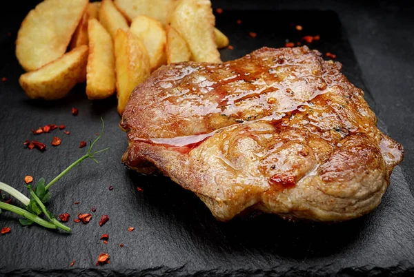 Masový Steak Černé Břidlici Smaženými Brambory Argentinština — Stock fotografie
