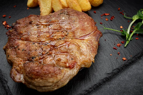 Filete Carne Pizarra Negra Con Papas Fritas —  Fotos de Stock