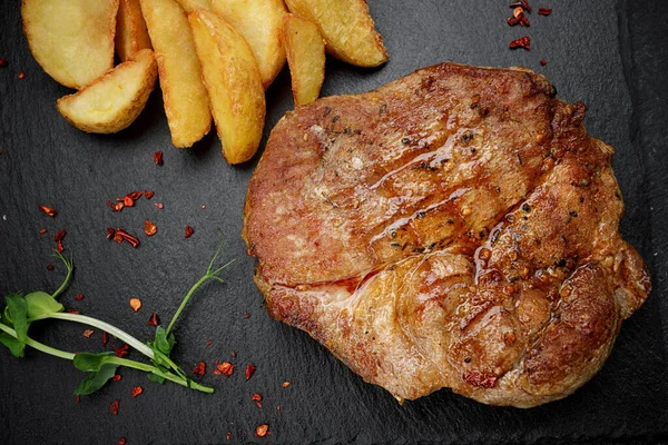 Hús Steak Fekete Palán Sült Burgonyával — Stock Fotó