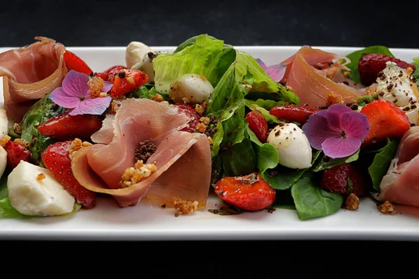 Salat Mit Schinken Erdbeeren Und Mozzarella — Stockfoto