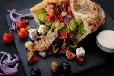 Et ve soslu Pita, siyah tahtada.