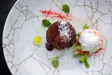 Koyu arkaplanda dondurmalı çikolatalı şekerleme.