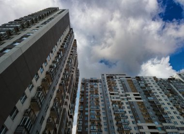 Gökyüzünün arka planında bulutlu yeni bir apartman.