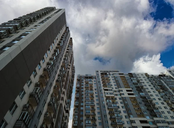 Gökyüzünün arka planında bulutlu yeni bir apartman.