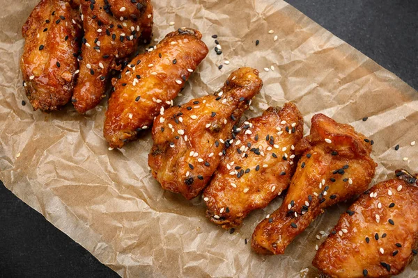Chicken Legs Wings Grilled Sesame Seeds Kraft Paper — Stock Fotó