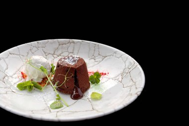 Siyah tabaktaki dondurmalı çikolatalı şekerleme.