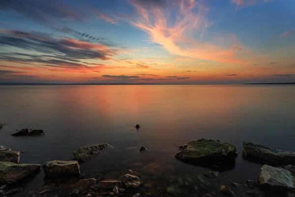 Dlouhé Vystavení Východu Slunce Nad Jezerem Měkké Ostření — Stock fotografie