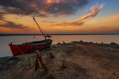 Gölde eski bir tekne, Sunrise. yumuşak odak