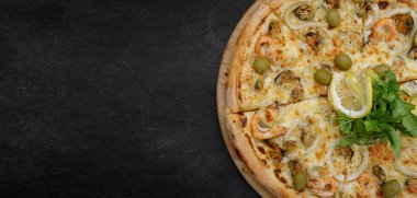 Kalamar midyeli, karides zeytinli ve limonlu marinara pizzası. Gri beton üzerinde ahşap bir tahta üzerinde..