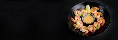 Kızarmış çıtır karides aperatifi, seçici odaklanma. Siyah bir arkaplanda