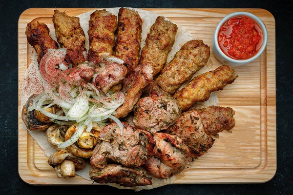Varkensvlees Shish Kebab Met Kruidensaus Een Houten Bord — Stockfoto
