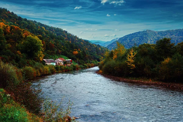 Горная Река Осенью Между Горами Фоне Голубого Неба Облаками Художественная — стоковое фото
