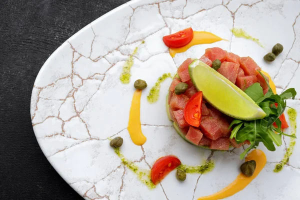 Salmon Tartar Avocado Arugula Lime Gray Concrete — Zdjęcie stockowe