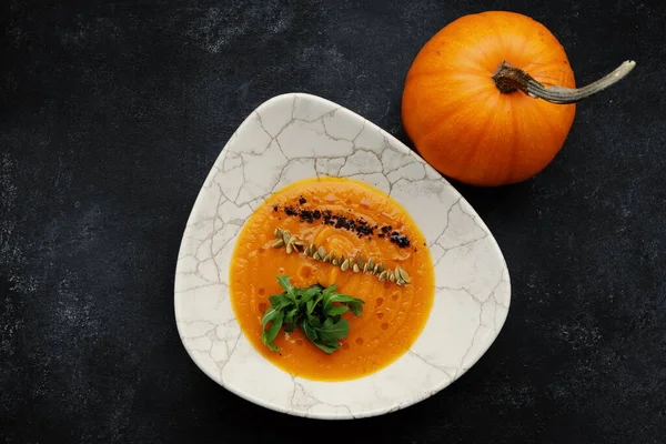 Pumpkin Cream Soup Seeds Arugula Gray Concrete — Stok fotoğraf