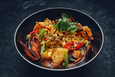 Deniz ürünleri, midye, mürekkep balığı, susam ve fındık.