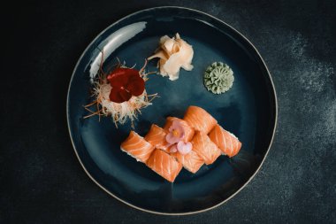 Suşi, Philadelphia 'yı peynir ve somonla kaplıyor.