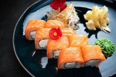 Suşi, Philadelphia 'yı peynir ve somonla kaplıyor.