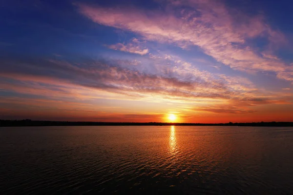 Прекрасний Захід Сонця Над Озером Відображенням Хмар Сонця — стокове фото