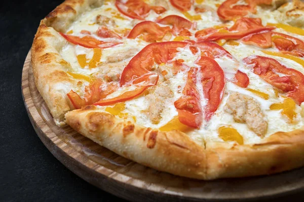 Pizza Con Verduras Pollo Queso Sobre Una Tabla Madera Sobre —  Fotos de Stock