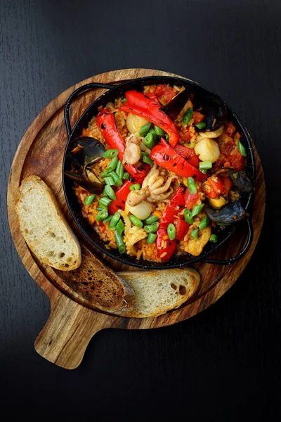 Arroz Con Verduras Mariscos Pan Una Sartén Sobre Una Tabla — Foto de Stock