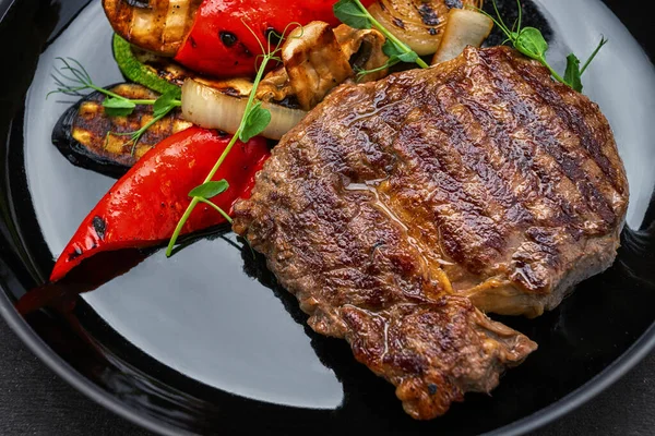 Masový Steak Grilovanou Zeleninou Pepřem Lilkem Cibulí Tmavém Pozadí — Stock fotografie