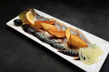 Fırında patates, zeytin ve soğanlı uskumru fileto.