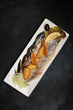 Fırında patates, zeytin ve soğanlı uskumru fileto.