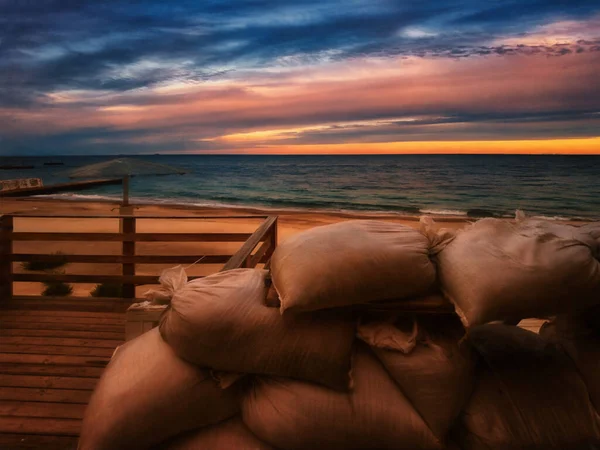 Západ Slunce Mořském Pobřeží Pytle Pískem Dřevěné Plošině Ochranu Ilustrace — Stock fotografie