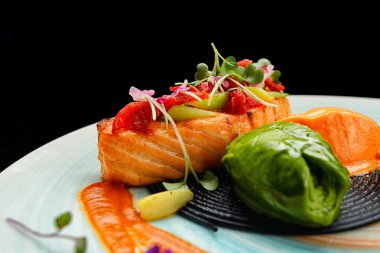 Konserve domatesli somon fileto ve siyah spagettili yeşil kuşkonmaz, pesto sosu ve havuç ve tutkulu meyveli şerbet.