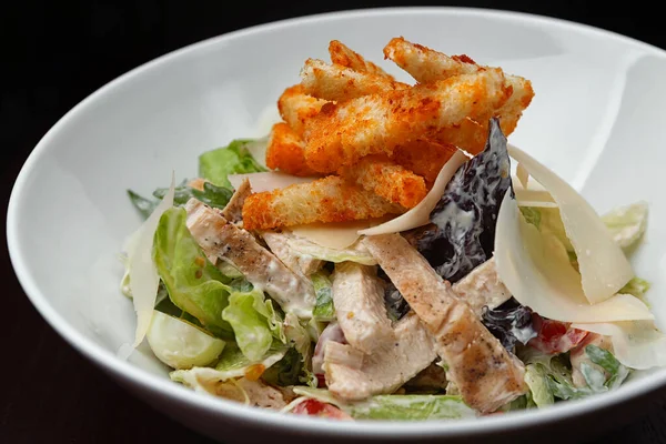 Caesar Salat Auf Einem Weißen Teller Geringe Tiefenschärfe — Stockfoto