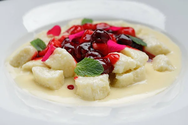 Albóndigas Perezosas Con Cerezas Crema Agria Plato Blanco —  Fotos de Stock