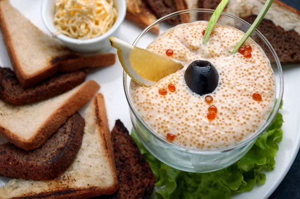 Caviar Lucio Sobre Hielo Con Mantequilla Tostadas Plato Sobre Hormigón —  Fotos de Stock