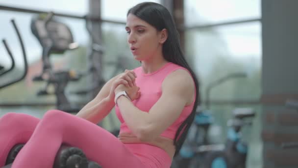 Atletische vrouw traint buikspieren op de bank. Abdominale training met lichaamsconcepten. Crunches voor de abdominale pers op de bank — Stockvideo