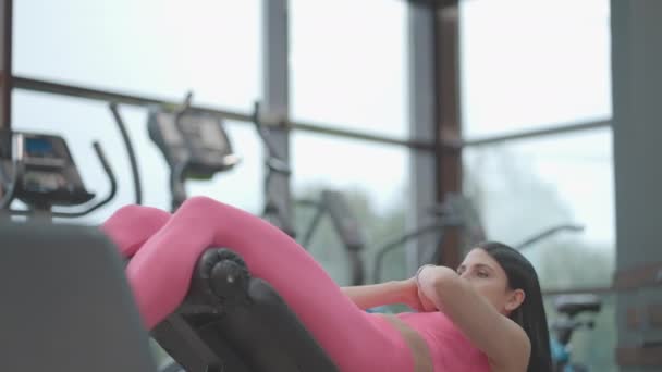 Mujer atlética entrena los músculos abdominales en el banco. Entrenamiento abdominal con conceptos corporales. Crunches para la presión abdominal en el banco — Vídeos de Stock