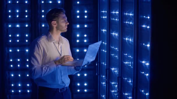 Insinyur Server Pria di Pusat Data. IT engineer memeriksa sebuah kabinet server aman menggunakan teknologi modern coworking di pusat data. — Stok Video