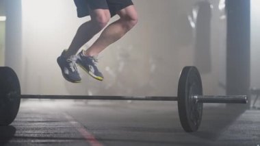 Adam spor salonunda burpee egzersizi yapıyor. Yüksek yoğunluklu ara eğitim. Burpee egzersizi yapan genç adam.