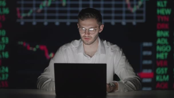 Profesionál s brýlemi se podívá na obrazovku monitoru a přemýšlí o analýze trhu s cennými papíry. Zamyšlený, zmatený makléř čeká na růst akcií — Stock video